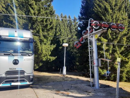 Řidič kamionu přehlédl lano u lanovky. Škoda je půl milionu korun