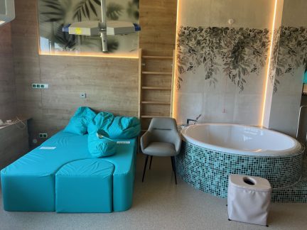 Nový porodní apartmán v táborské nemocnici nabízí více soukromí i volnosti při porodu