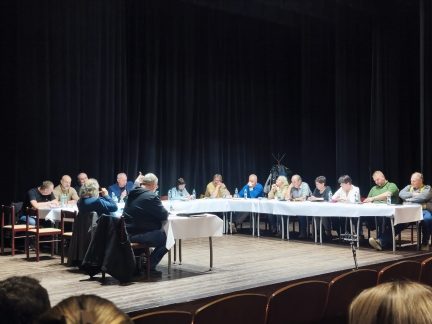 VIDEO: Zastupitelstvo v Protivíně jako veřejná show. Nechyběl potlesk z hlediště ani ostré střety