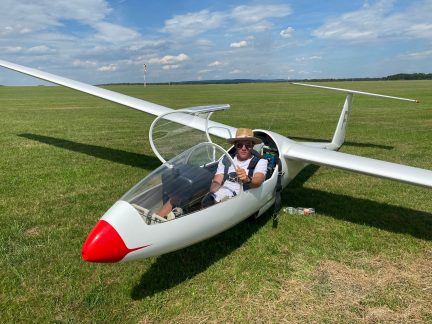 Sedmnáctiletý Jindřich Machotka závodí v letecké akrobacii. Přetížení mu oči nezavírá