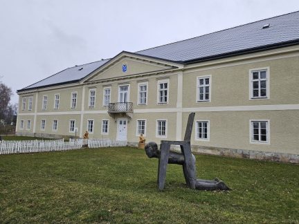 Zámek Dobrohoř zahájil sezonu. Před třinácti lety majitelé kupovali ruinu, teď nabízejí kulturní stánek