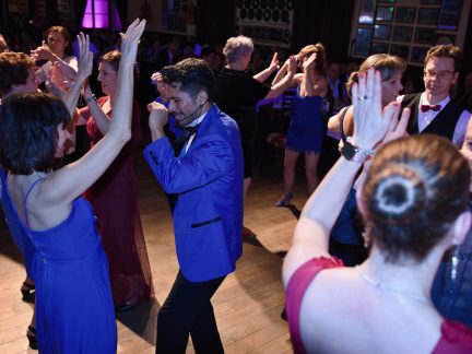 Vimperk tančil do noci. Městský ples ve Zlaté Hvězdě rozproudila barmanská show i divoká salsa