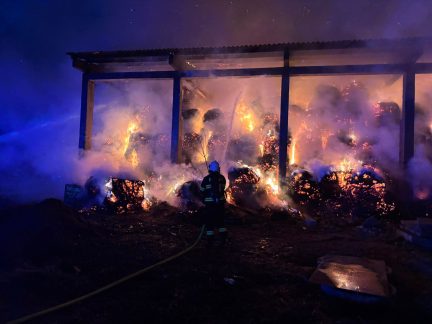 V Psárově hoří zemědělský sklad. Zasahuje několik hasičských jednotek