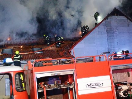 V Ševětíně hoří střecha truhlárny. Na pomoc vyjeli i hasiči z Táborska a Jindřichohradecka