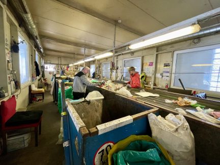 Den na skládce ve Vydlabech: Na pásu se občas objeví sexuální pomůcky, v bioodpadu třeba vysavač