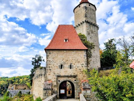 Jihočeské hrady a zámky zahajují letošní sezonu. Lákají na tisíce květin, akce a opravené komnaty
