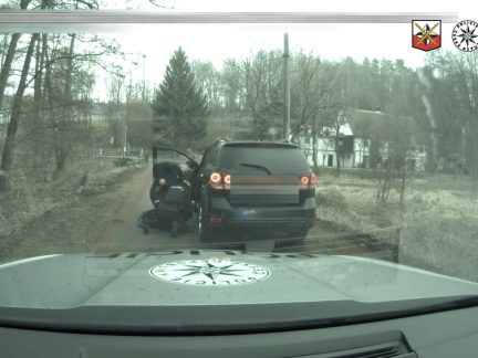 VIDEO: Devatenáctiletý mladík ukradl auto, se zbraní v ruce se v něm pak hnal po Budějovicku