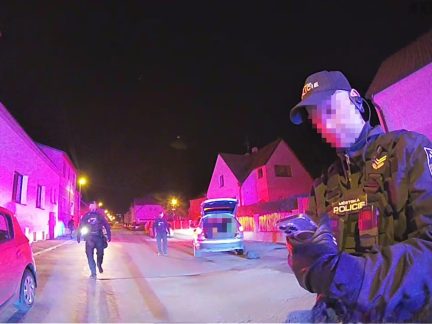 Kvůli požáru odpadu museli hasiči z domu v Budějovicích evakuovat jednu osobu oknem