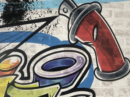 Sprejer vnikl do paneláku v Táboře. Vyřádil se v sedmém patře