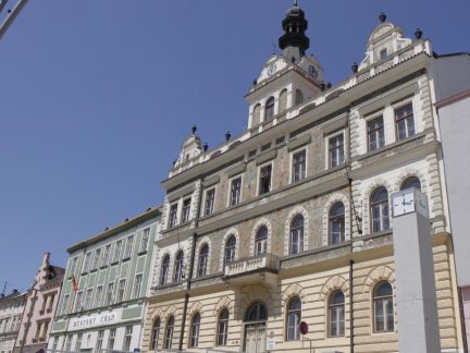 Parkovací dům pod nemocnicí ve Strakonicích prošel těsně, ale rozdělil vedení města