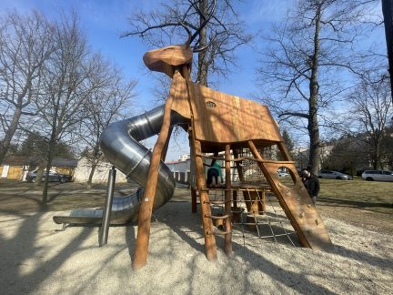 Jelen Na Trubách shlíží do okolí z osmi metrů. Nový symbol lokality slaví úspěch u dětí i dospělých