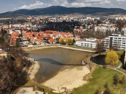 Lesy města Český Krumlov vypouštějí rybník Horní Brána. Chtějí zlepšit kvalitu vody ke koupání