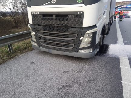 Dopravu na dálnici D3 komplikuje porouchaný kamion