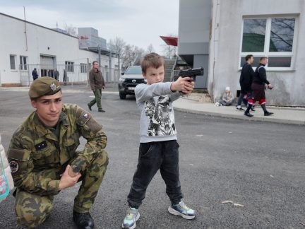 VIDEO: Vojáci pro dobrou věc. Hokejová benefice na koupi zrakově ovládaného počítače pro Ediho se vydařila