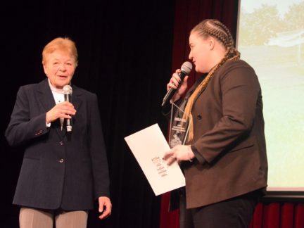 Královnou milevského sportu je olympionička Julie Pejšová. Cenu jí předávala předchůdkyně Pavla Molíková