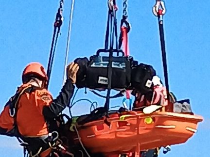 Po pádu dělníka ze stavby nebyl kvůli dispozicím staveniště možný zásah letecké záchranky. Zraněného snesli stavebním jeřábem