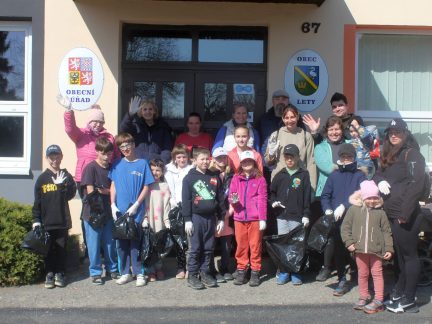 V Letech si uklidili obec. Některé nalezené odpadky překvapily