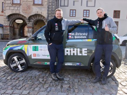 Prachatice přivítaly ecoRally. Diváky na Velkém náměstí zaujaly elektromobily i veterány 