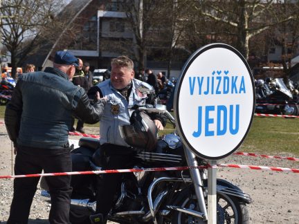 VIDEO: Stovky motorkářů si nenechaly ujít jubilejní Vykopávání pincka. Dorazil i Bulhar