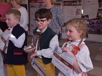 Hotelem Zvíkov zněly lidové písničky. Děti se sjely na soutěž Jihočeský zpěváček