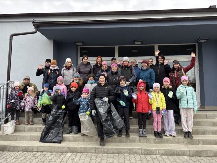 Při úklidu Chotovin se našla v křoví i peněženka. Byla prázdná