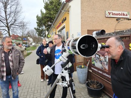 Jak pozorovat hvězdy z vinotéky. Suchdol zažil neobvyklou atrakci