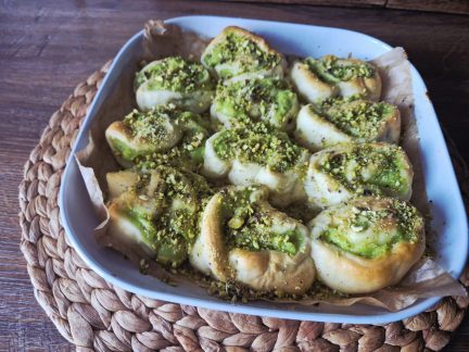 DOBROTY: Velikonoční kynuté šneky s pistáciovým pudinkem