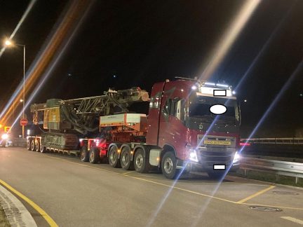 Nadměrný náklad na dálnici D3. Řidič tahače odmítl kontrolní vážení