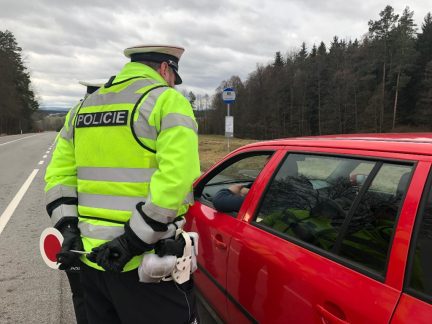 Řidič a řidička nadýchali při kontrole na Budějovicku přes dvě a půl promile