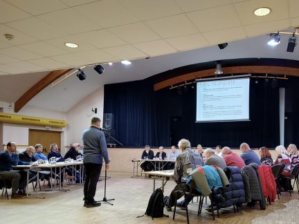 Lidé v Trhových Svinech chtějí chodník. Po silnici mezi auty ale budou muset kličkovat ještě několik let