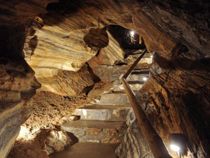 Zpřístupněné jeskyně zahajují hlavní sezonu, po zimní pauze otevírá i Chýnov