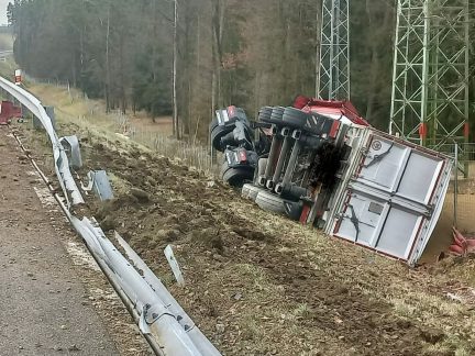 Na D3 ve směru na Kaplici havaroval kamion. Řidiče čeká dopravní omezení