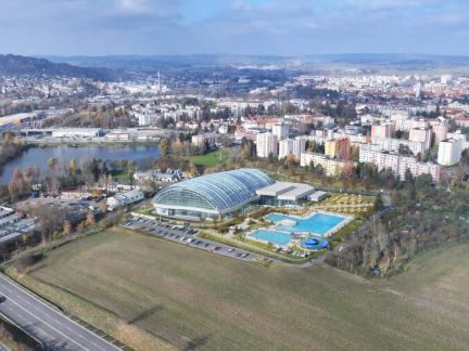 U Šarláku vyroste plavečák, starosta dostane služební Lexus, hasiči auto na vodu. Písek žije aprílem