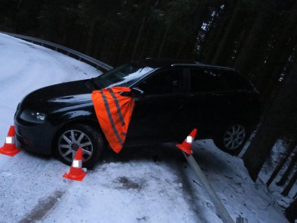 Řidič Audi na Prachaticku nezvládl jízdu na zasněžené silnici