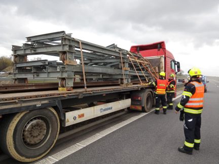 Na D3 havaroval další kamion. Prorazil středová svodidla, dálnice je uzavřena