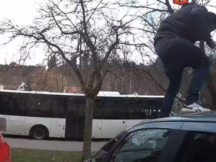 Zdrogovaný agresor napadl v Krumlově několik lidí i policisty