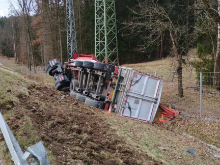 Dálnice D3 je po nehodách kamionů opět průjezdná bez omezení