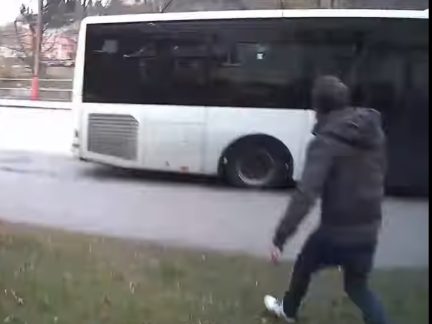 VIDEO: Muž pod vlivem pervitinu v Krumlově napadl několik lidí. Ničil i auta