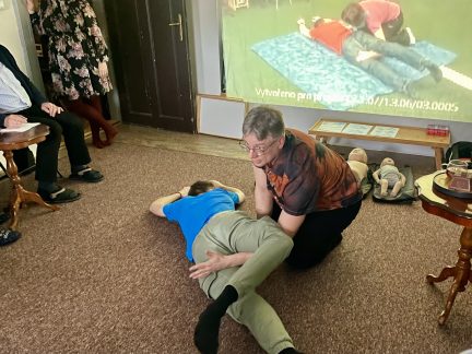 Přednáška ve Strakonicích jako divadelní představení. Lékař předvedl dušení i reakci na amputaci