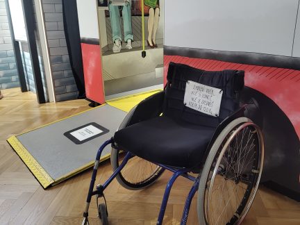Tma, ticho a nejistota. Nová výstava v Jihočeském muzeu vtáhne návštěvníky do světa lidí s hendikepem