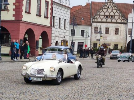 Veterány vyrazí od kostela ke kostelu