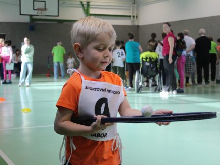 V Táboře změřily síly týmy prarodičů s vnoučaty v šesti disciplínách