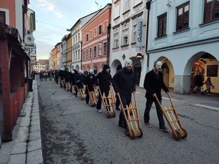 Masky, řinčení řetězů i Poslední večeře. Hrkání znovu oživilo Budějovice
