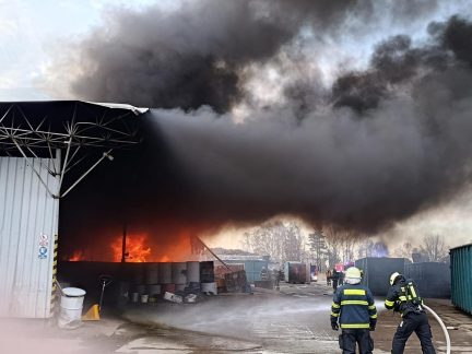 Výbuch a plameny šlehající do výšky. Na Jindřichohradecku hořelo v hale s barvami