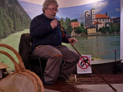 Redaktor mezi proutky: V Prachatickém muzeu si návštěvníci vyzkoušeli velikonoční řemesla