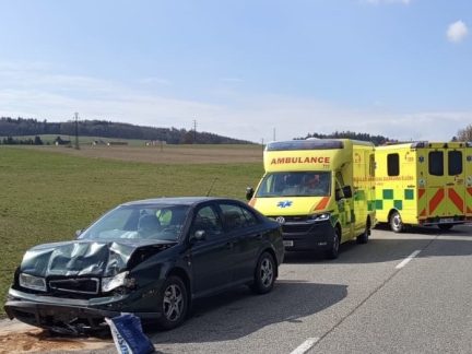 Doplnění k nehodě u Záhoří: Zranilo se pět lidí, záchranáři měli v péči i dítě