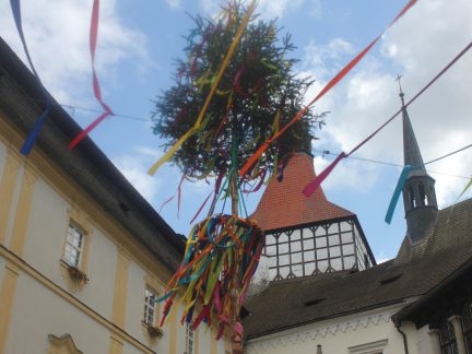 O velikonoční trhy na zámku v Blatné je velký zájem. V restauraci jsou k ochutnání řecké velikonoční pochoutky