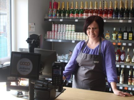 Znovuotevření prodejny v Kučeři si lidé pochvalují. Obsluhuje je oblíbená prodavačka i systém 24/7