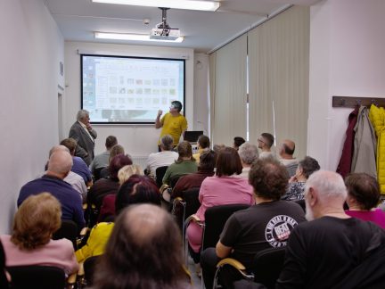 Přeplněný sál i chodby: Posluchače zajímalo, co o historii Prachaticka vypovídají mapy