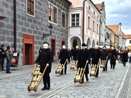 Řehtání, klapání, nebo hrkání? Zvyky a obřady se mění, tajemství zůstává